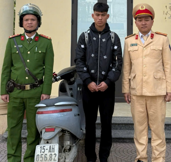 Công an xã Tiên Lãng: Xử lý một học sinh dùng chân điều khiển xe máy điện